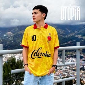 Camisa Colombia retro amarilla con cuello rojo y número 10, diseño texturizado inspirado en la selección Colombia.